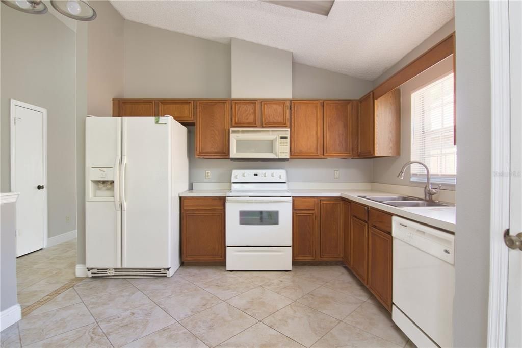 For Rent: $2,200 (3 beds, 2 baths, 1571 Square Feet)