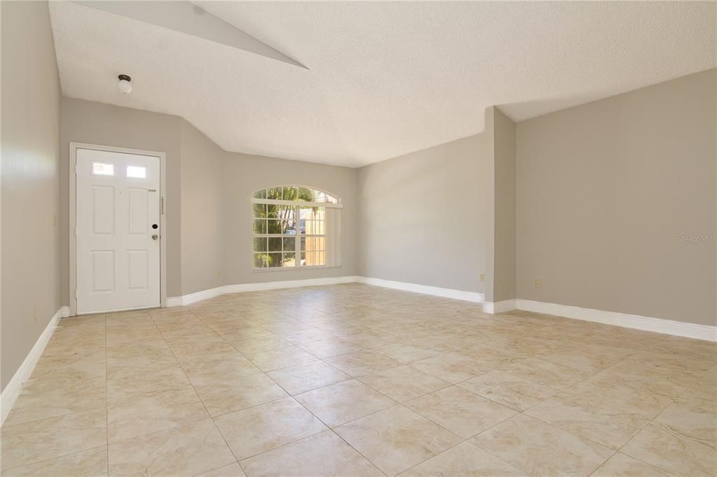 For Rent: $2,200 (3 beds, 2 baths, 1571 Square Feet)