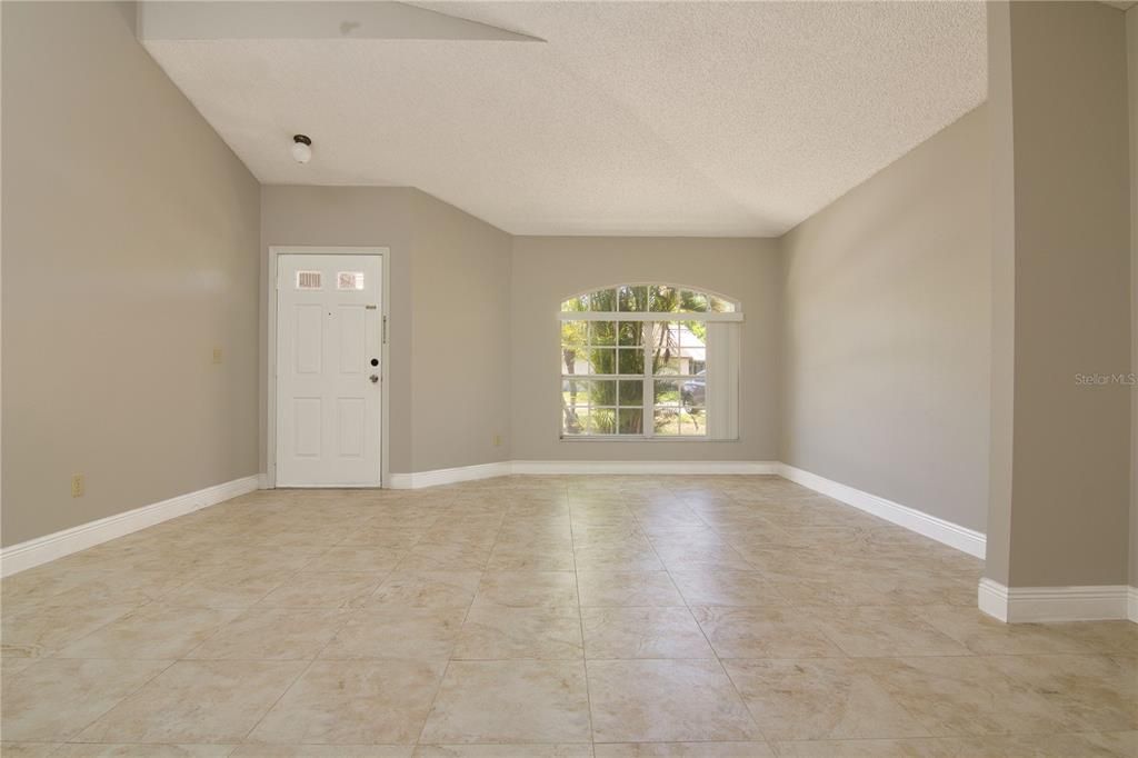 For Rent: $2,200 (3 beds, 2 baths, 1571 Square Feet)