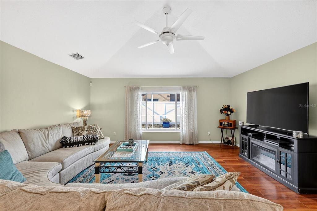 待售: $480,000 (4 贝兹, 3 浴室, 2214 平方英尺)