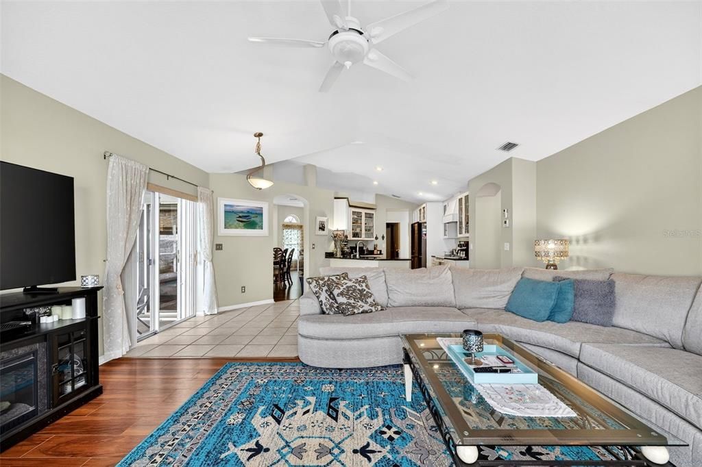 待售: $480,000 (4 贝兹, 3 浴室, 2214 平方英尺)