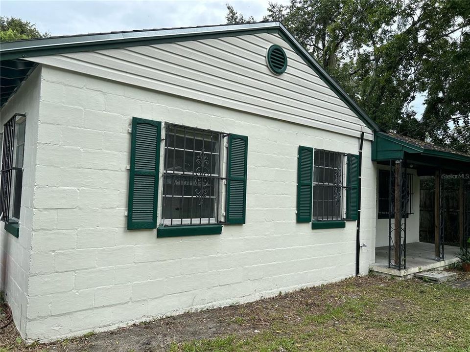 For Sale: $169,000 (2 beds, 1 baths, 1176 Square Feet)