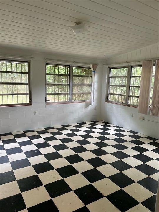 For Sale: $169,000 (2 beds, 1 baths, 1176 Square Feet)