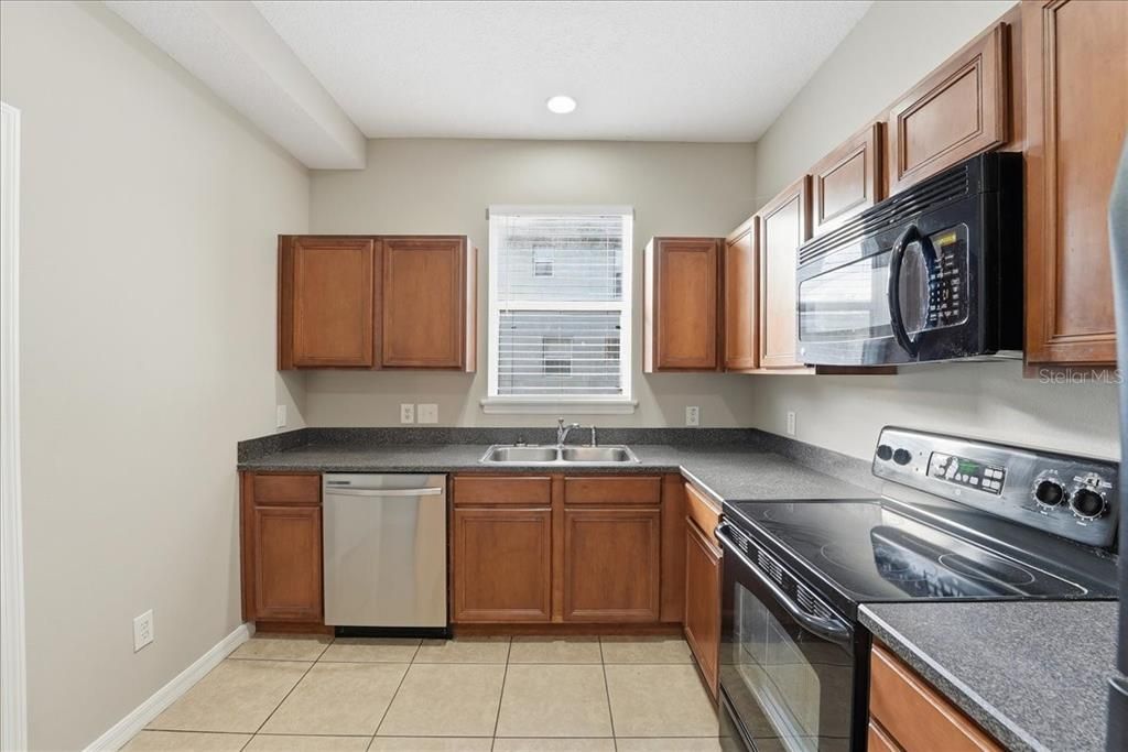 В аренду: $2,345 (3 спален, 2 ванн, 1625 Квадратных фут)