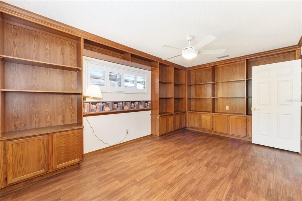 待售: $199,900 (2 贝兹, 2 浴室, 1824 平方英尺)