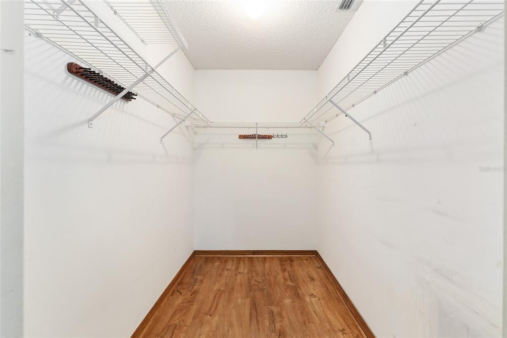 待售: $199,900 (2 贝兹, 2 浴室, 1824 平方英尺)