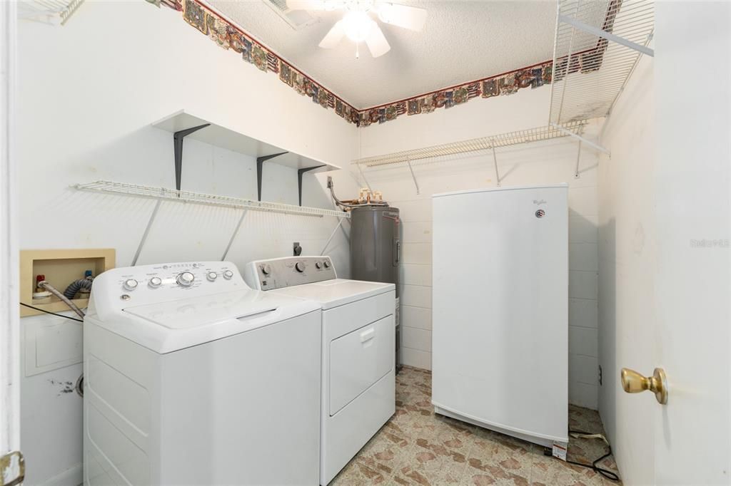 待售: $199,900 (2 贝兹, 2 浴室, 1824 平方英尺)