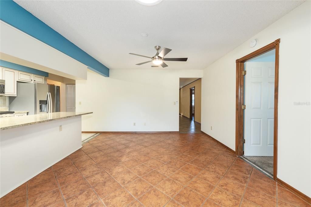 待售: $199,900 (2 贝兹, 2 浴室, 1824 平方英尺)