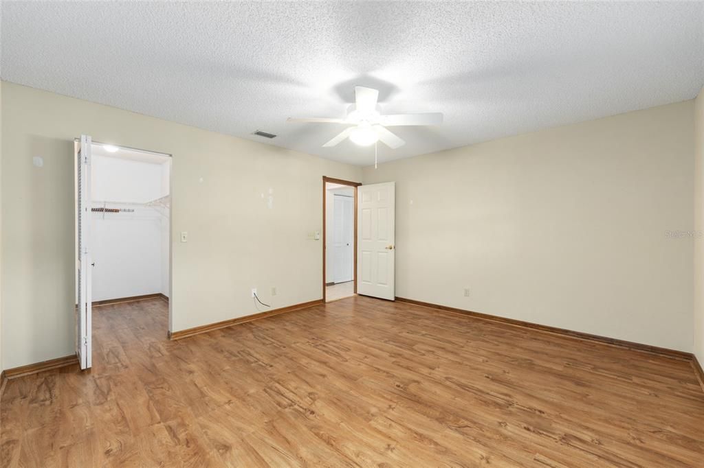 待售: $199,900 (2 贝兹, 2 浴室, 1824 平方英尺)