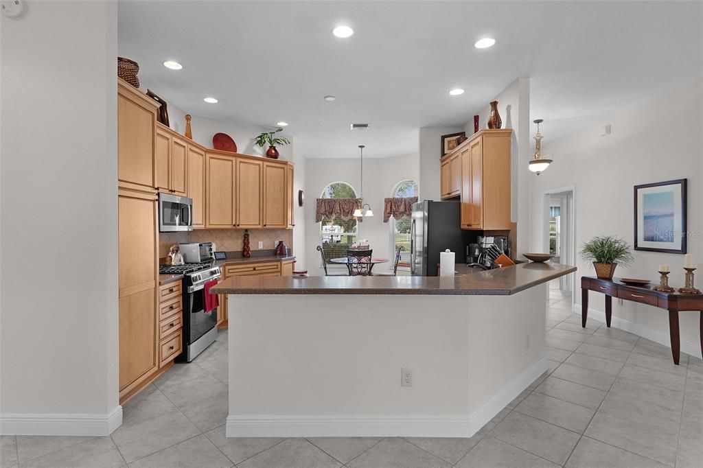 待售: $700,000 (3 贝兹, 2 浴室, 2025 平方英尺)