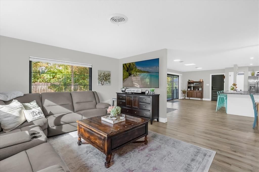 En Venta: $585,000 (4 camas, 2 baños, 1917 Pies cuadrados)