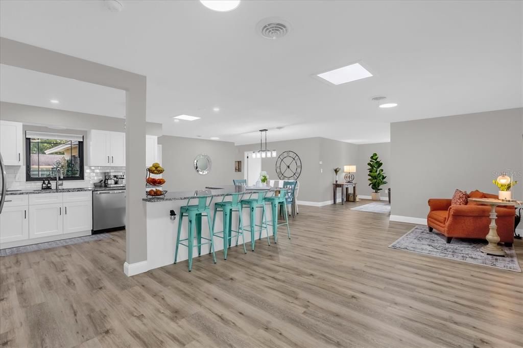 En Venta: $585,000 (4 camas, 2 baños, 1917 Pies cuadrados)