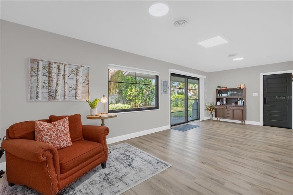 En Venta: $585,000 (4 camas, 2 baños, 1917 Pies cuadrados)