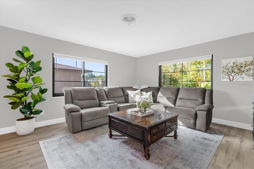 En Venta: $585,000 (4 camas, 2 baños, 1917 Pies cuadrados)