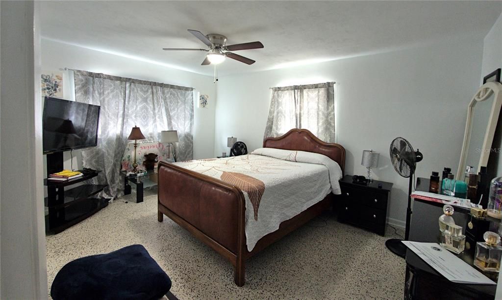 待售: $230,000 (2 贝兹, 2 浴室, 1241 平方英尺)