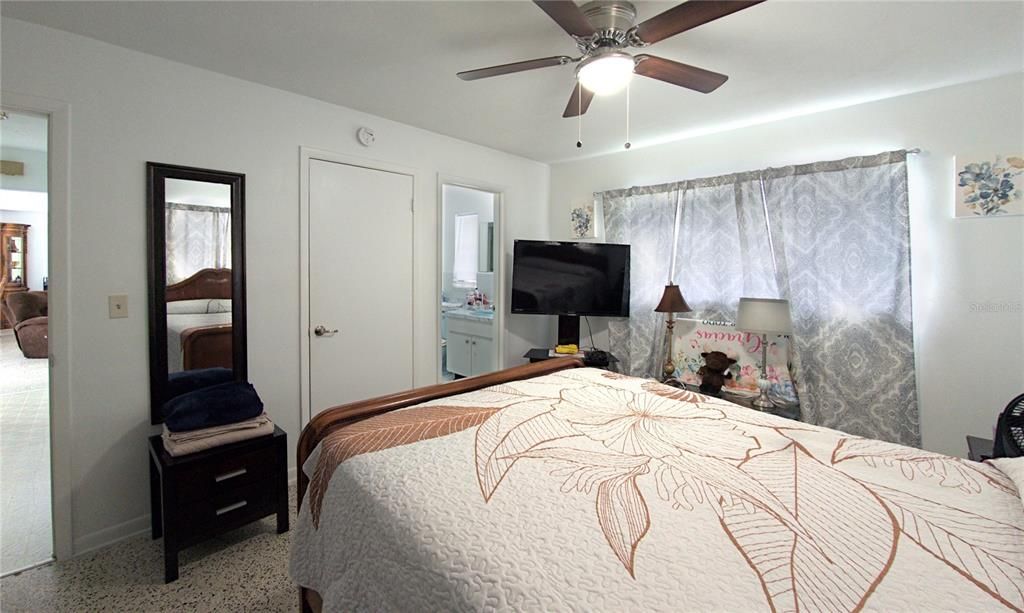 待售: $230,000 (2 贝兹, 2 浴室, 1241 平方英尺)