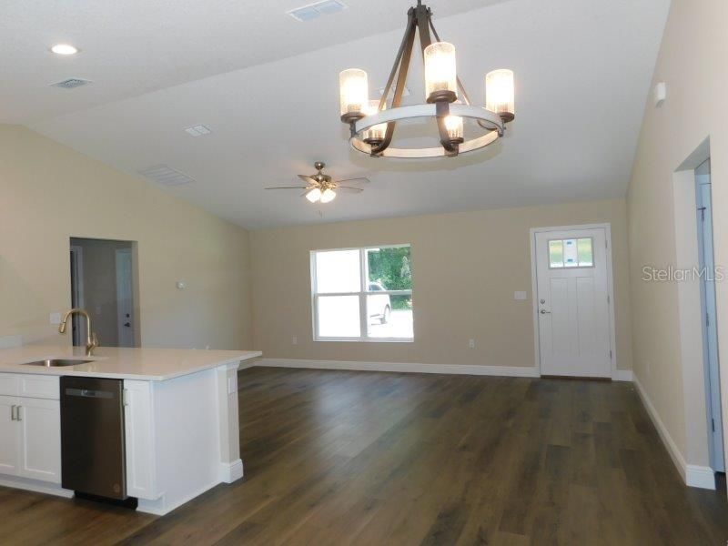 For Rent: $1,850 (3 beds, 2 baths, 1414 Square Feet)