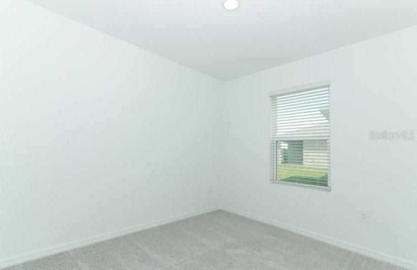 For Sale: $400,000 (5 beds, 3 baths, 2517 Square Feet)