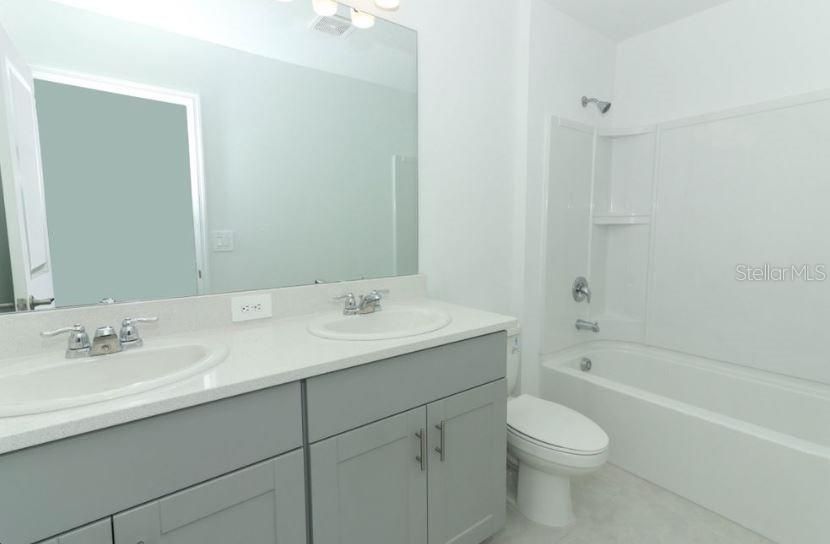 For Sale: $400,000 (5 beds, 3 baths, 2517 Square Feet)