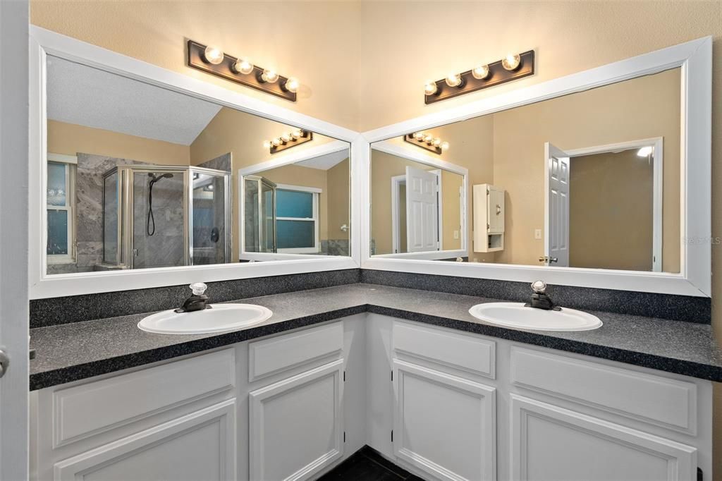 En Venta: $405,000 (4 camas, 2 baños, 1920 Pies cuadrados)