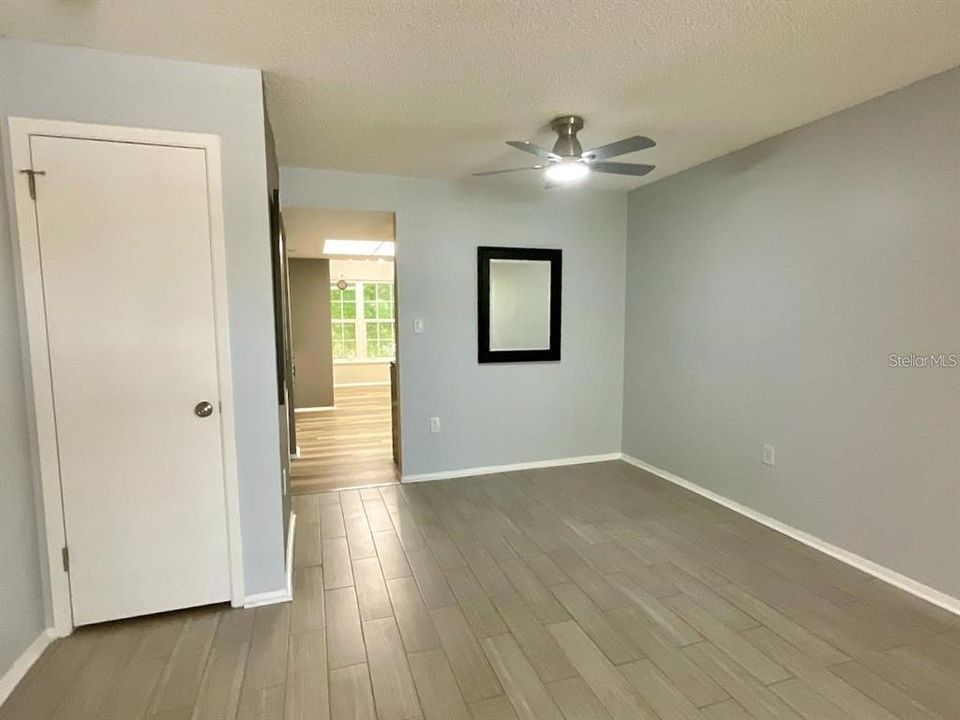 For Sale: $164,900 (2 beds, 1 baths, 1035 Square Feet)