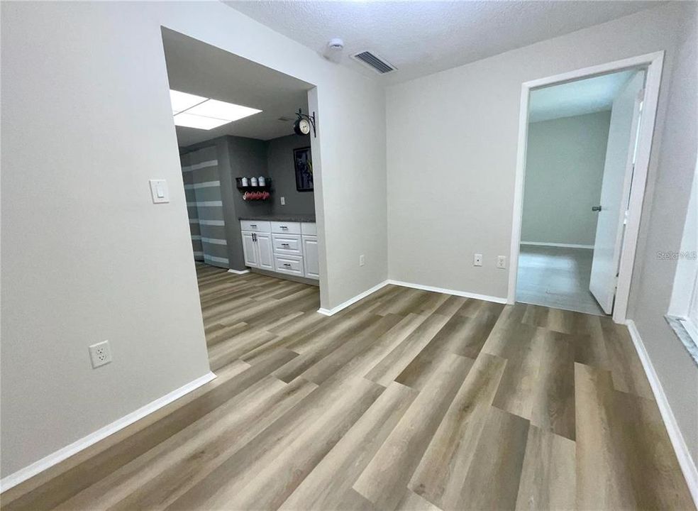 For Sale: $164,900 (2 beds, 1 baths, 1035 Square Feet)