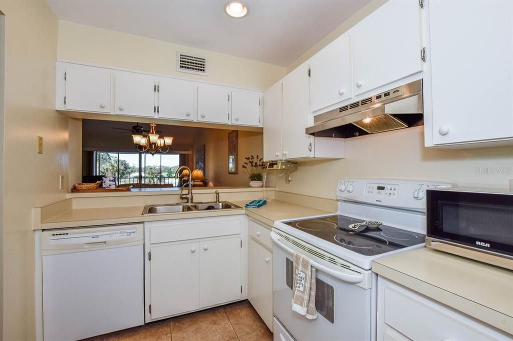 For Sale: $169,900 (2 beds, 2 baths, 946 Square Feet)