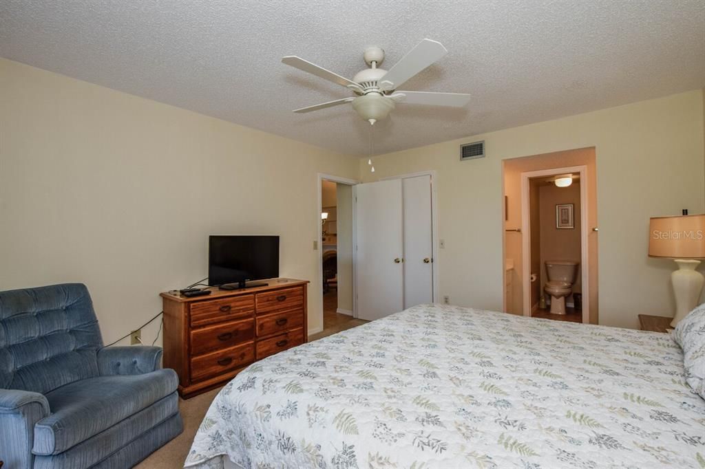 For Sale: $169,900 (2 beds, 2 baths, 946 Square Feet)