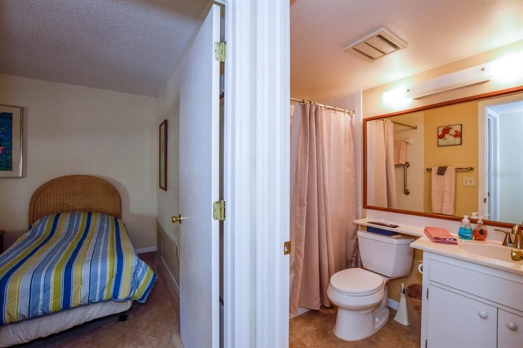 For Sale: $169,900 (2 beds, 2 baths, 946 Square Feet)