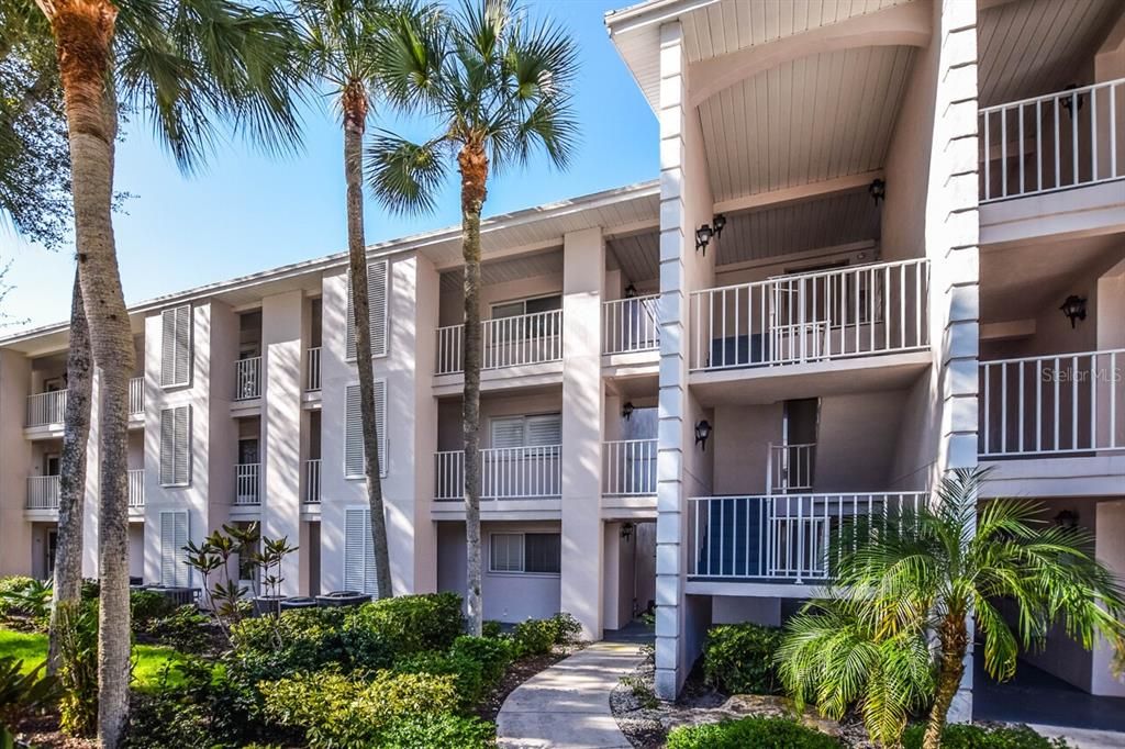 For Sale: $169,900 (2 beds, 2 baths, 946 Square Feet)