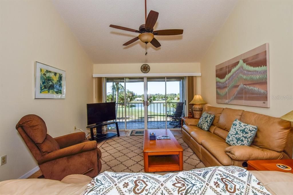 For Sale: $169,900 (2 beds, 2 baths, 946 Square Feet)