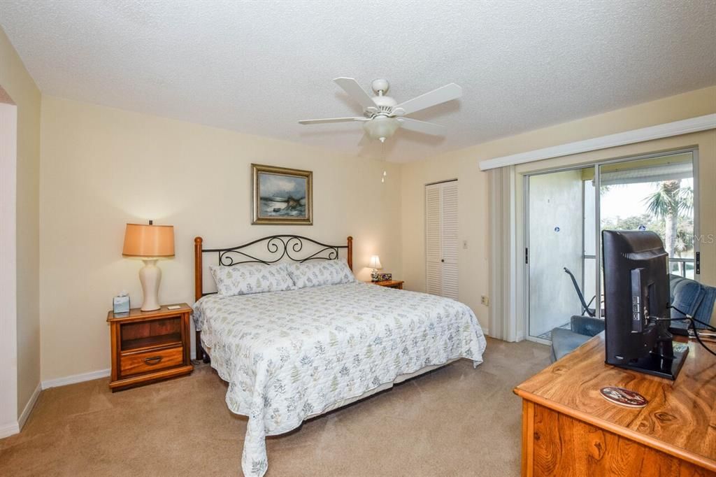 For Sale: $169,900 (2 beds, 2 baths, 946 Square Feet)