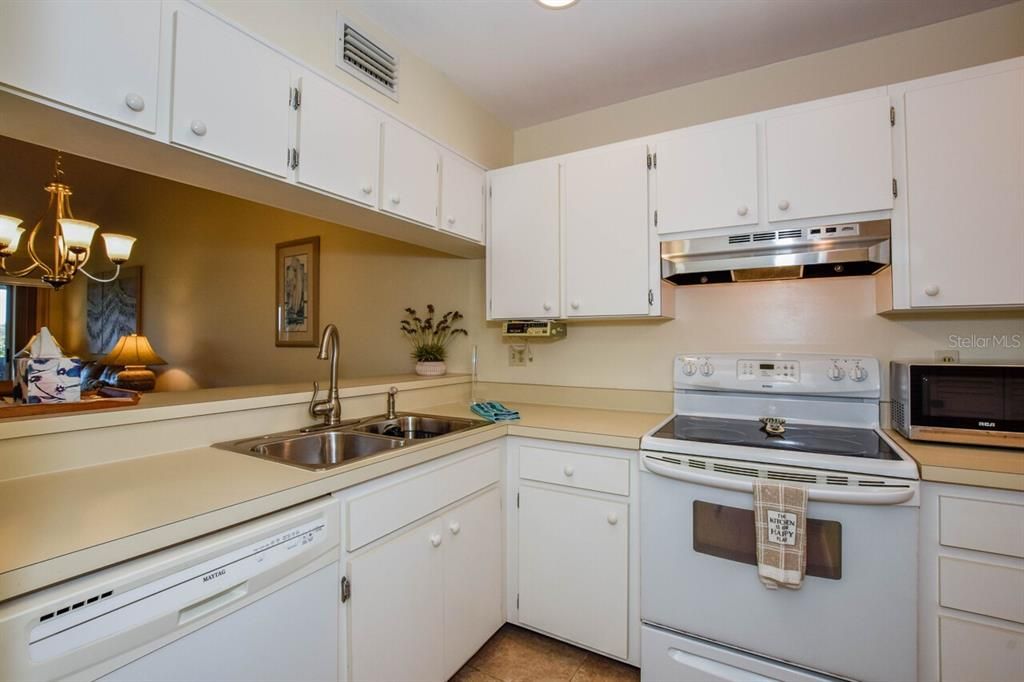 For Sale: $169,900 (2 beds, 2 baths, 946 Square Feet)