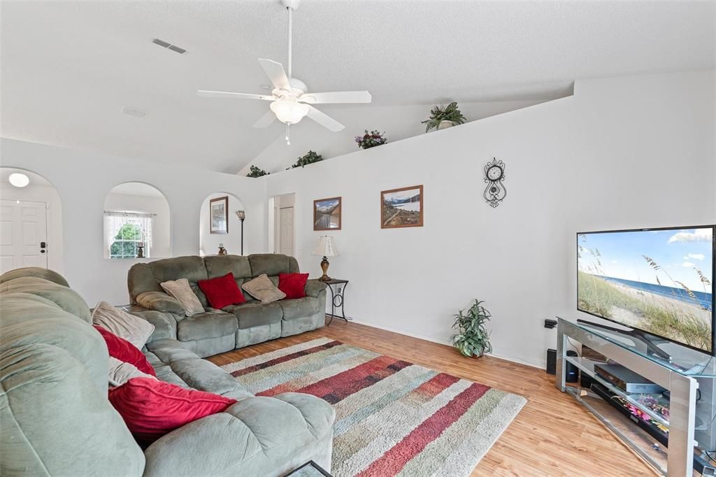 For Sale: $235,000 (3 beds, 2 baths, 1635 Square Feet)