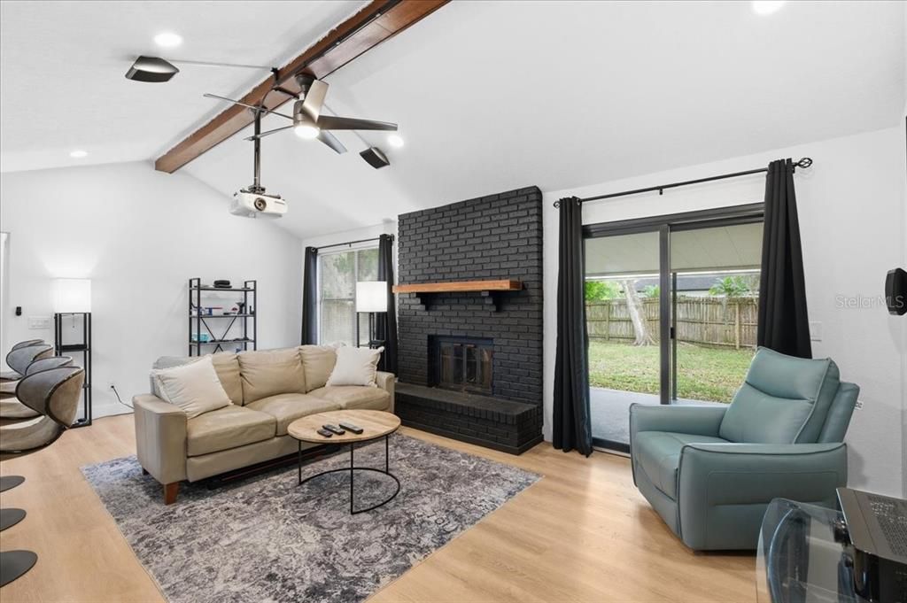 For Sale: $350,000 (3 beds, 2 baths, 1194 Square Feet)