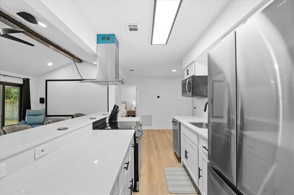 For Sale: $350,000 (3 beds, 2 baths, 1194 Square Feet)