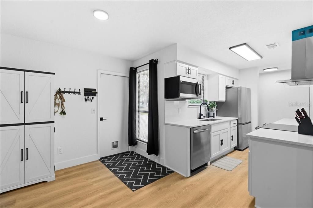 For Sale: $350,000 (3 beds, 2 baths, 1194 Square Feet)