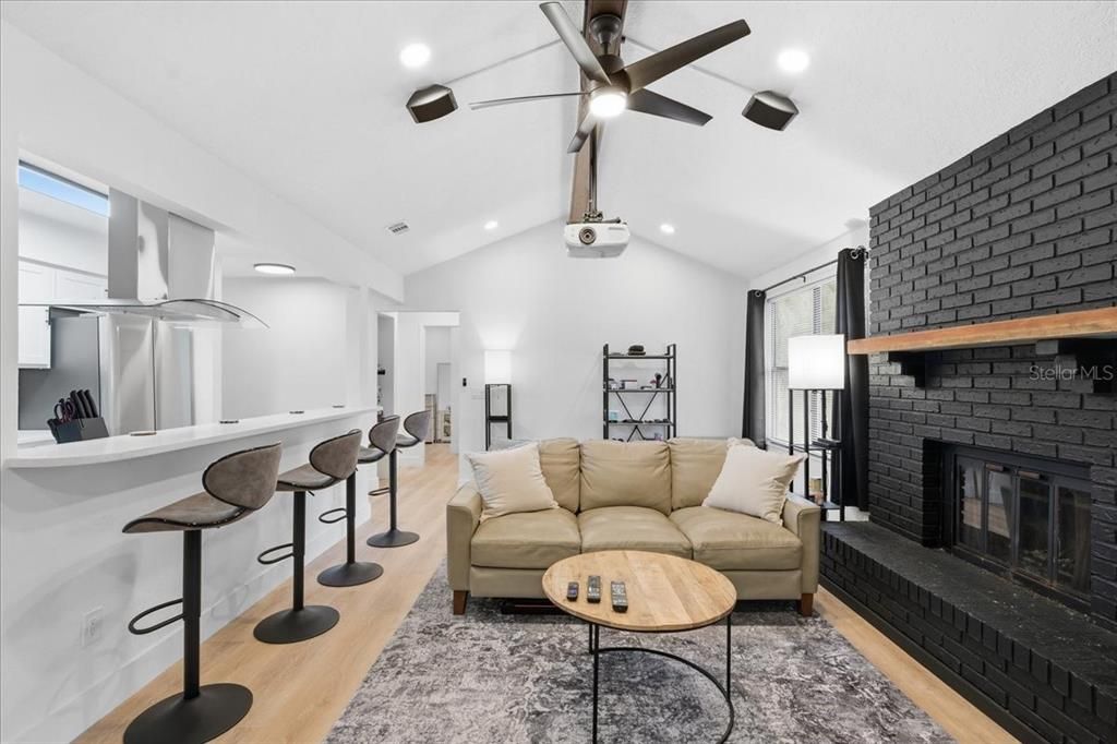 For Sale: $350,000 (3 beds, 2 baths, 1194 Square Feet)