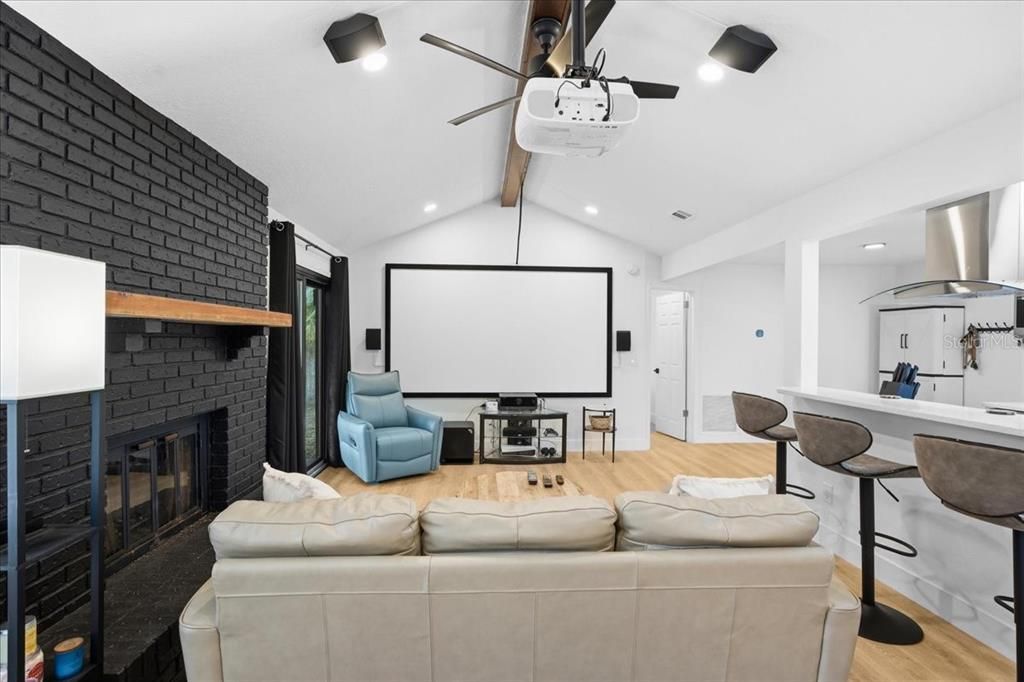 For Sale: $350,000 (3 beds, 2 baths, 1194 Square Feet)