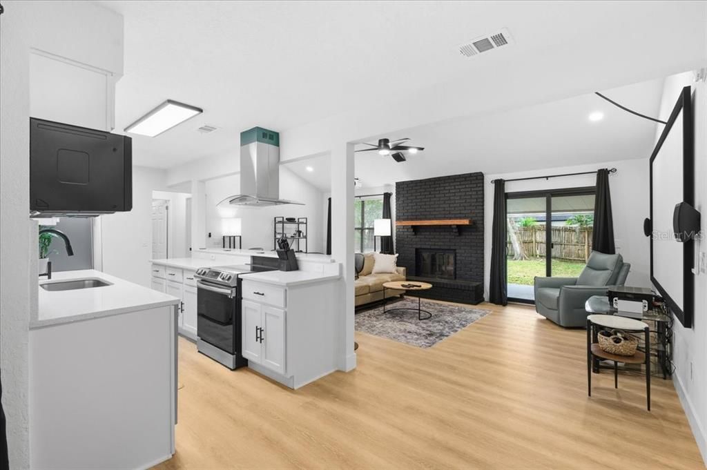 For Sale: $350,000 (3 beds, 2 baths, 1194 Square Feet)