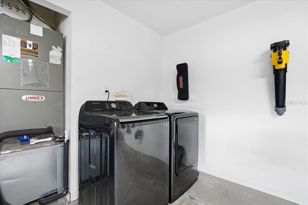 For Sale: $350,000 (3 beds, 2 baths, 1194 Square Feet)