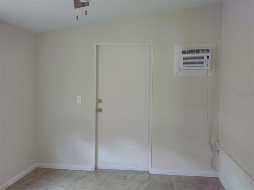 For Rent: $1,250 (3 beds, 1 baths, 770 Square Feet)
