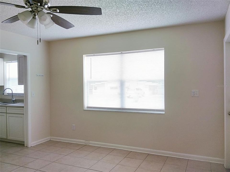 For Rent: $1,250 (3 beds, 1 baths, 770 Square Feet)