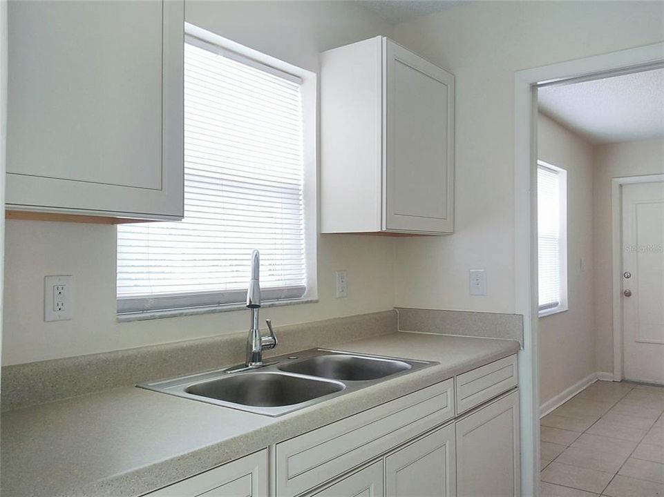 For Rent: $1,250 (3 beds, 1 baths, 770 Square Feet)