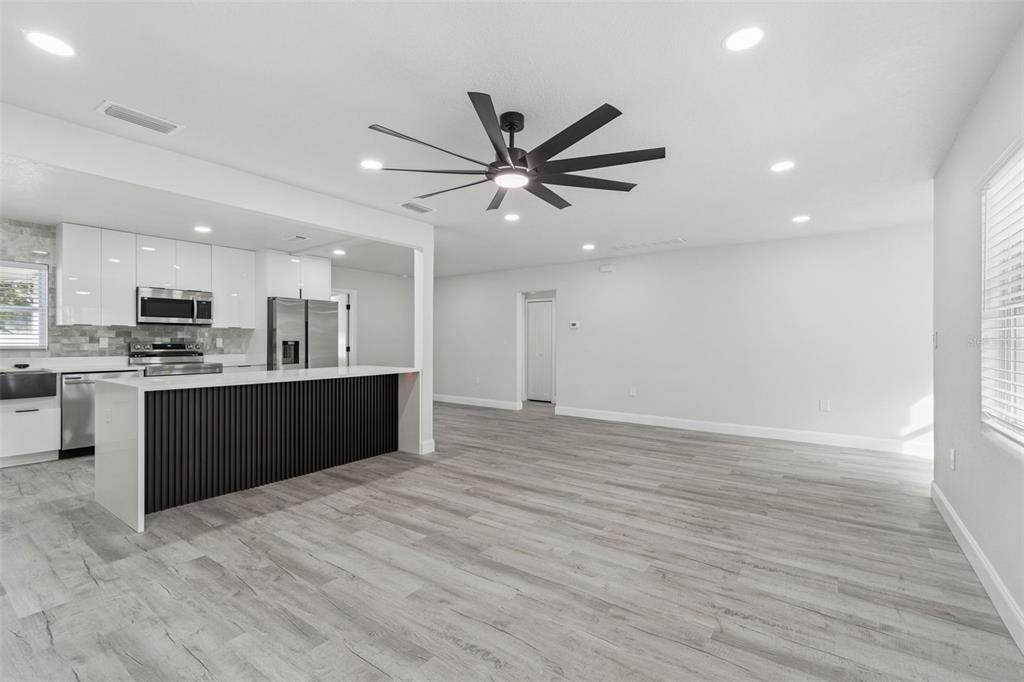 待售: $400,000 (4 贝兹, 2 浴室, 1733 平方英尺)