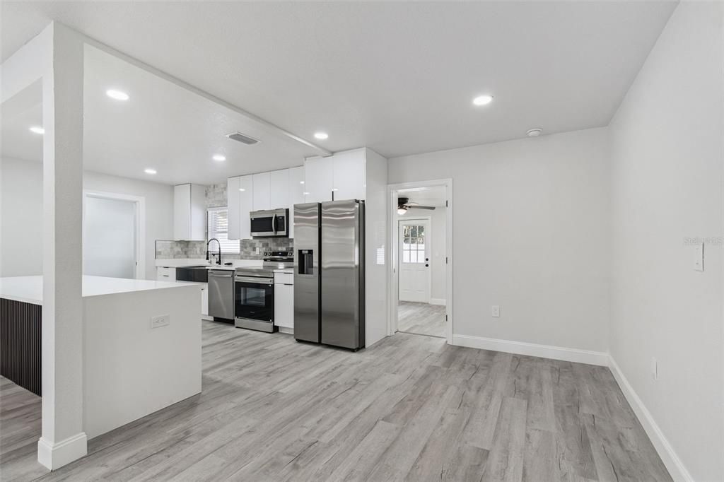 待售: $400,000 (4 贝兹, 2 浴室, 1733 平方英尺)