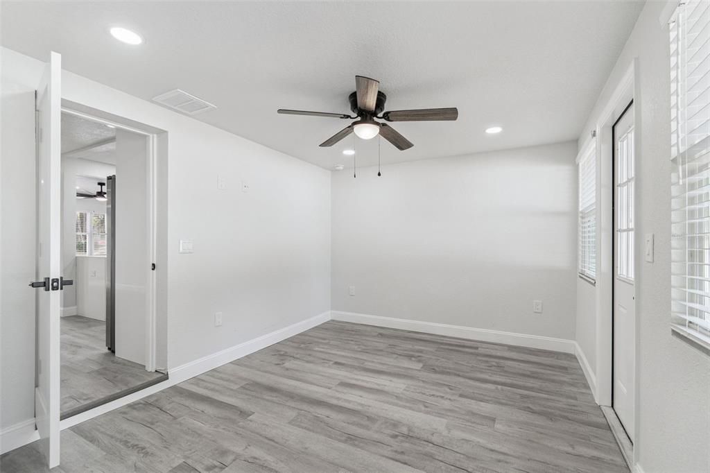 待售: $400,000 (4 贝兹, 2 浴室, 1733 平方英尺)