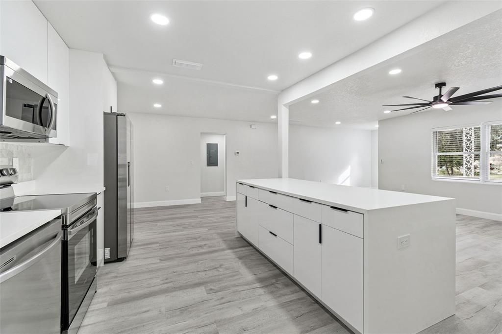 待售: $400,000 (4 贝兹, 2 浴室, 1733 平方英尺)