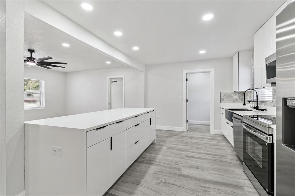 待售: $400,000 (4 贝兹, 2 浴室, 1733 平方英尺)