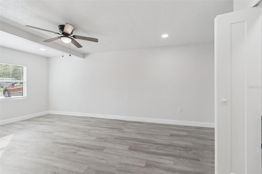 待售: $400,000 (4 贝兹, 2 浴室, 1733 平方英尺)